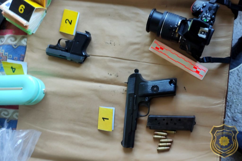 Četiri lica iz Sarajeva lišena slobode, pronađene automatske puške, pištolji i droga